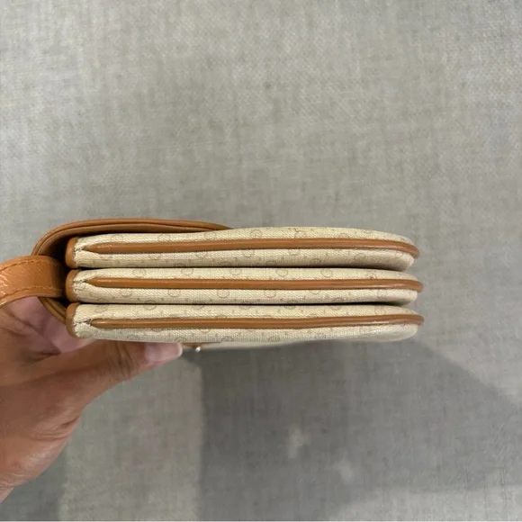 Elegant Cream and Tan Shoulder Bag - Picture 7 of 8